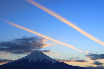 富士山に夕焼けと飛行機雲　世界遺産