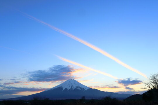 富士山と飛行機雲」の写真素材 | 169件の無料イラスト画像 | Adobe Stock