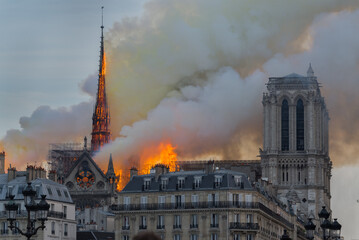 Notre Dame on fire - obrazy, fototapety, plakaty