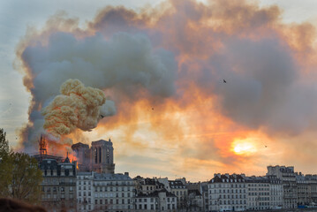 Notre Dame on fire - obrazy, fototapety, plakaty