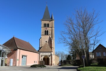 Fototapeta na wymiar L'église catholique Notre Dame, construite au 16ème siècle, vue de l'extérieur, ville de Cuisery, département de Saône et Loire, France