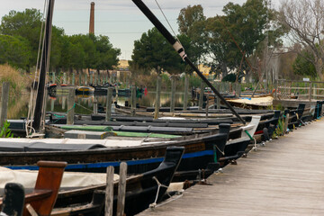 barcos de madera amarrados a los muelles y pasarelas de madera, en el puerto de Catarroja ,en la...