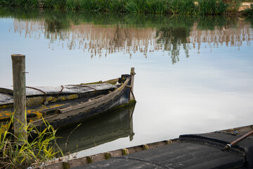 puerto de catarroja ,vista de barcos y barcas de madera típicos de pesca de la albufera de valencia amarrados a los muelles de madera .
