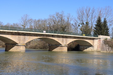 Le pont de Cuisery sur la rivière Seille, ville de Cuisery, département de Saône et Loire, France