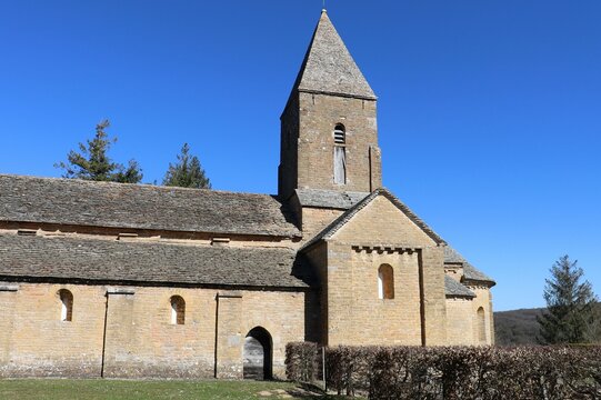 L'église Saint Pierre, vue de l'extérieur, dans le village médiéval de Brancion, ville de Martailly Les Brancion, département de Saône et Loire, France
