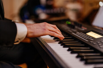 Fototapeta Ręce muzyka na instrumencie klawiszowym obraz