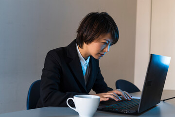 残業中の女性会社員