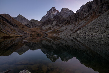 il lago fiorenza, scrigno della valle po al tramonto, con il monviso, il re di pietra, che si specchia al suo interno