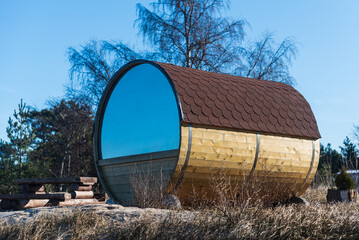 Obraz premium A small cylindrical holiday home that looks like an overturned barrel.