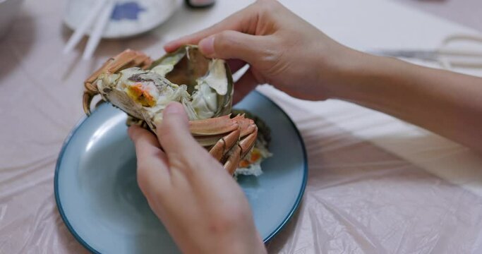 Eat chinese hairy crab at home