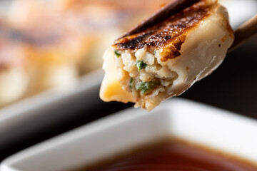 肉汁たっぷりの餃子のアップ