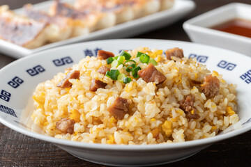 パラ、ふわ、しっとりのチャーハンと餃子のセット