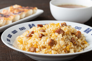 パラ、ふわ、しっとりのチャーハンと餃子のセット