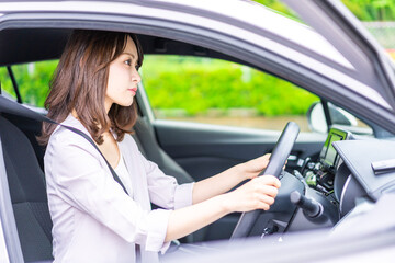 Fototapeta na wymiar 車を運転する若い女性