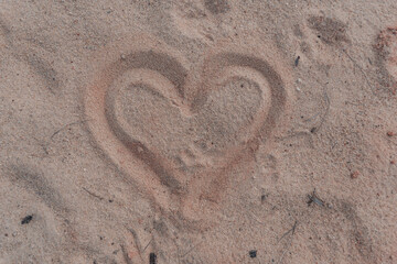Fototapeta na wymiar heart in the sand
