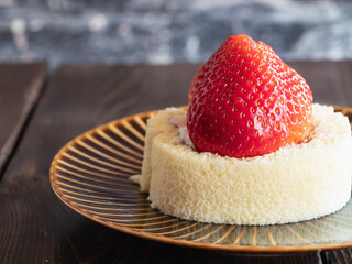 真っ赤な甘い苺が上に乗ったロールケーキ。