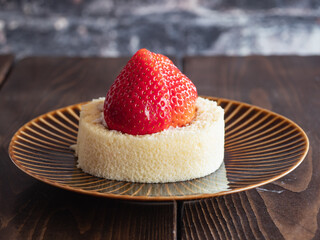 真っ赤な甘い苺が上に乗ったロールケーキ。