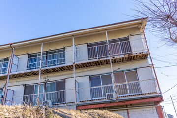 古い老朽化した二階建てのアパート_18