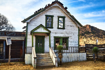 Fototapeta na wymiar casa estilo western con montañas en el fondo 