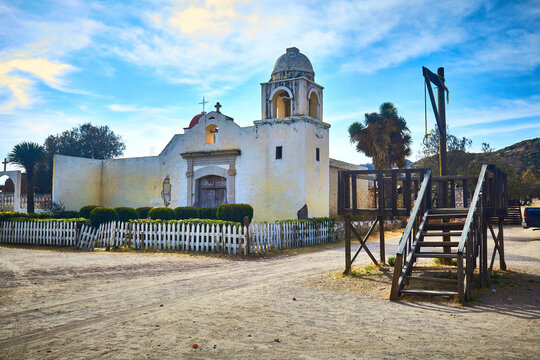 iglesia antigua en pueblo del viejo oeste