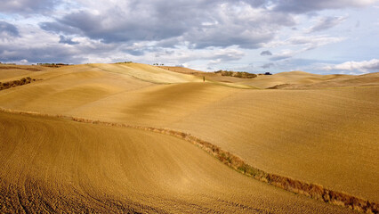 Fototapeta na wymiar Wonderful Tuscan fields in autumn - beautiful Tuscany Italy - travel photography