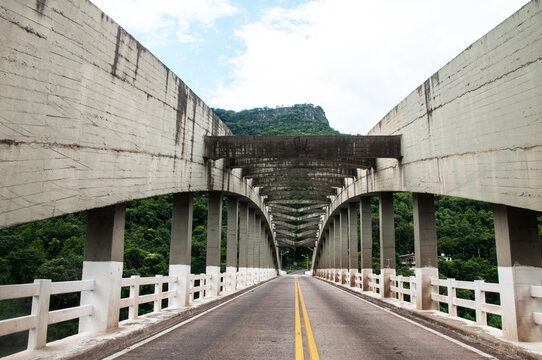 view of the bridge ernesto dorneles in Veran&oacute;polis