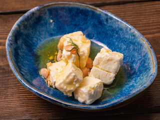 スモークサーモンとチーズのオリーブオイル漬け料理。