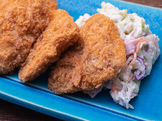 サクサクに揚げた豚肉のヒレカツとポテトサラダ。