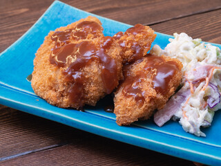 サクサクに揚げた豚肉のヒレカツとポテトサラダ。