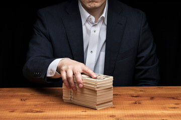 大量の札束と男性