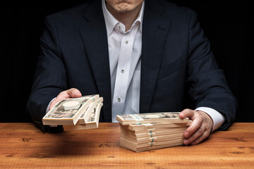 大量の札束と男性