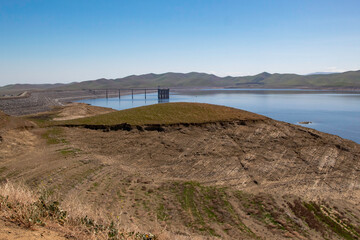 Obraz premium San Louis Reservoir showing drought water levels