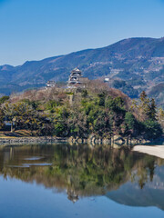 Fototapeta na wymiar 肱川沿いの高台に聳える大洲城