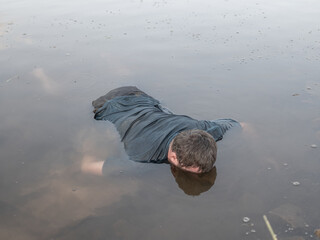 a corpse in the water, the body of a dead man was found by the lake near the pond, a drowned man was found