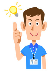 半袖のポロシャツ姿でネームタグを身に着けた男性スタッフのひらめきの表情
