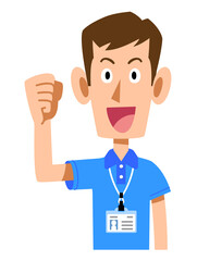 半袖のポロシャツ姿でネームタグを身に着けた男性スタッフのガッツポーズ
