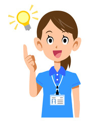 半袖のポロシャツ姿でネームタグを身に着けた女性スタッフのひらめきの表情
