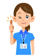 半袖のポロシャツ姿でネームタグを身に着けた女性スタッフのサムズアップ
