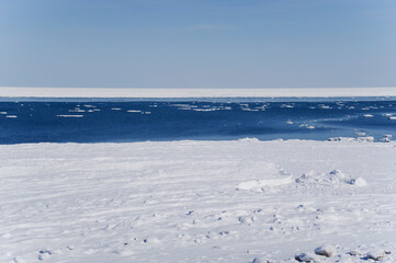 網走の海岸線から見る流氷が浮かぶオホーツク海