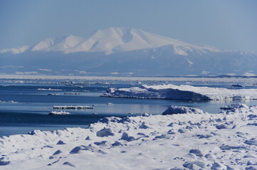 海岸から見る流氷が浮かぶオホーツク海と海別岳 © y.tanaka