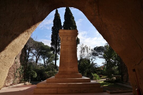 Napoli - Tomba di Giacomo Leopardi dalla caverna