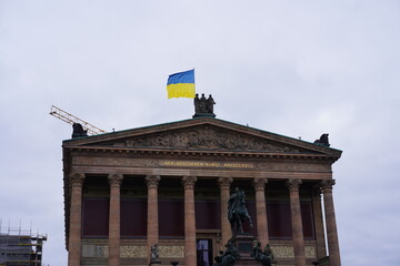 Die Alte Nationalgalerie auf der Museumsinsel in Berlin mit der ukrainischen Flagge