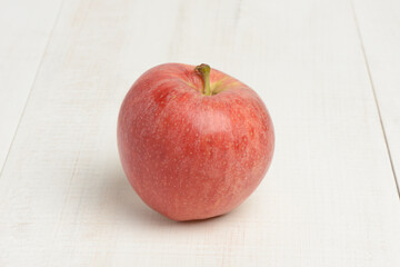 Manzana roja en la mesa blanca blanca