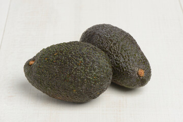 Aguacates en la mesa blanca