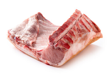 Costata di maiale fresco e isolata su fondo bianco 