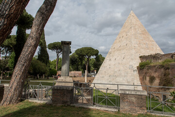 Fototapeta na wymiar Pyramid of Caius Cestius