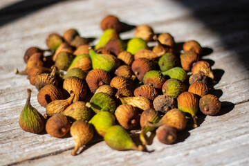 figs dry in the sun on a wooden table