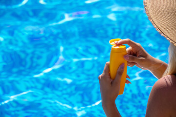 girl in the pool smears sunblock. Rest.