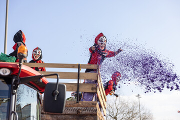 Fasnachtsumzug Konfetti Regen Fasching