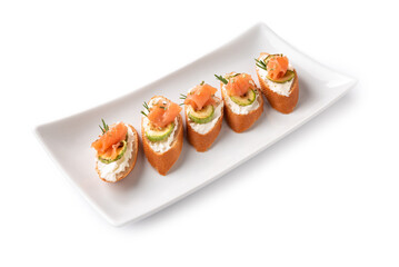 Deliziosi crostini conditi con formaggio, zucchine e salmone affumicato, antipasti italiani 